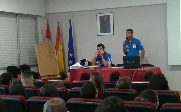 César Martínez y José Dominguez durante la charla a los alumnos del IES Álvaro Yáñez de Bembibre.