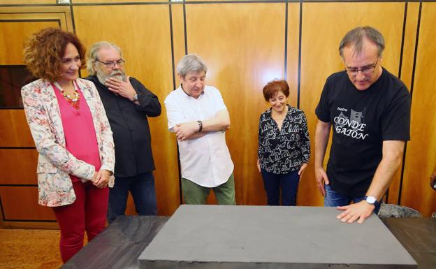 Varios de los integrantes de la compañía de Teatro Conde Gatón de Ponferrada, junto a la alcaldesa de Ponferrada/César Sánchez