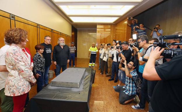 Los integrantes de la compañía de Teatro Conde Gatón de Ponferrada, en el acto de homenaje