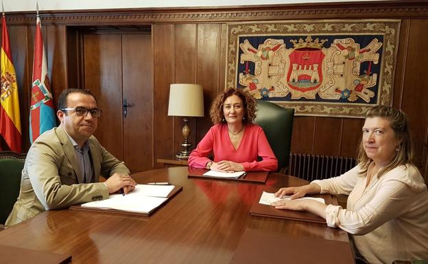 La alcaldesa y la concejala de Educación se reunieron con el director general de Política Educativa.