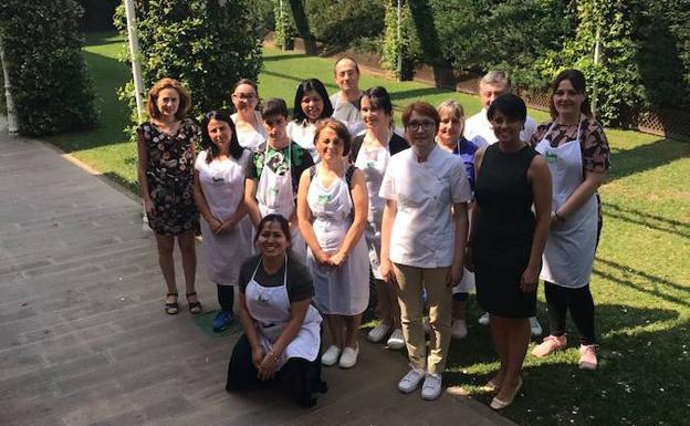 La presidenta del Imfe, Rosa Luna (D), junto a los alumnos del taller./