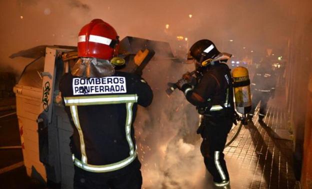 Bomberos de Ponferrada actúan en la extinción de un incendio en un contenedor./