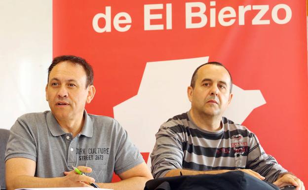 El secretario estatal de Industrias Extractivas de CCOO, Jesús Crespo (I), junto al secretario comarcal de CCOO, Ursicinio Sánchez (D)./César Sánchez