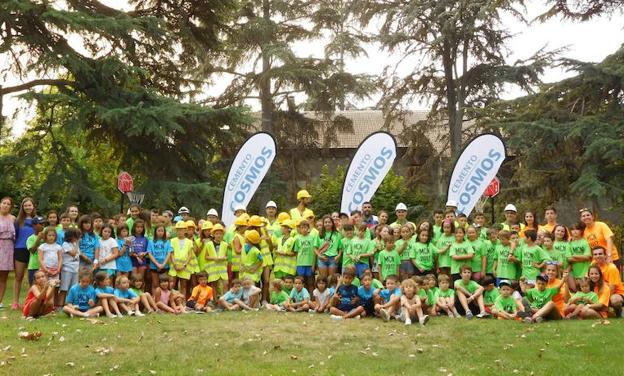 Los participantes en los campamentos, durante la visita realizada a las instalaciones de Cementos Cosmos.