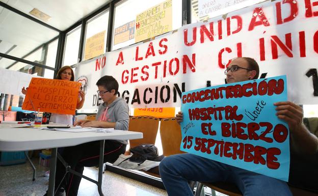 Los encerrados anuncian con carteles la concentración del día 15 de septiembre.