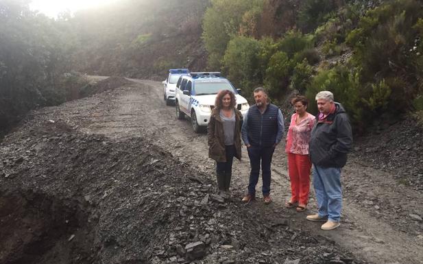 La alcaldesa, Gloria Fernández Merayo, el vicepresidente de la Diputación para El Bierzo, Ángel Calvo, y el edil de Seguridad, Ricardo Miranda, en la zona afectada por el derrumbe.