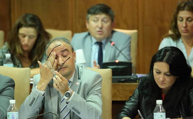El portavoz del PSOE, Olegario Ramón, durante un pleno en Ponferrada.