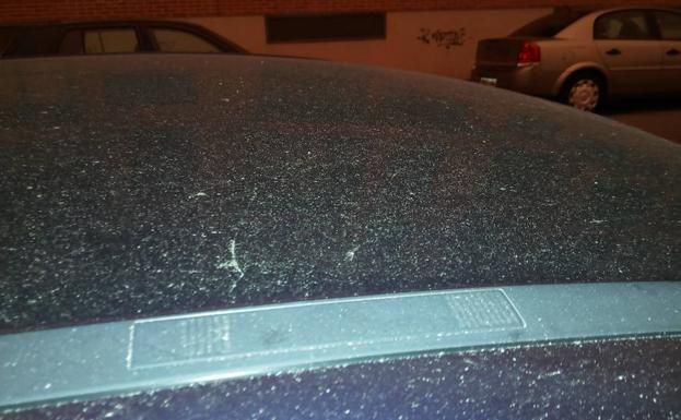 Las cenizas de los fuegos han cubierto los vehículos en la capital berciana.
