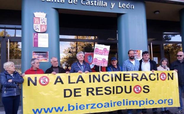 Imagen de archivo de la entrega de alegaciones contra la planta de biomasa en el Bierzo./
