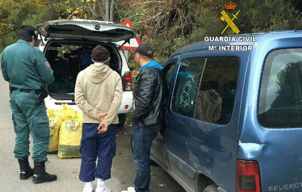 Momento de la detención de los dos presuntos ladrones./GUARDIA CIVIL