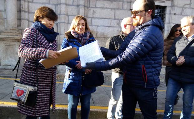 Los comerciantes muestran las firmas que entregaron en el Ayuntamiento de Ponferrada./C. Ramos