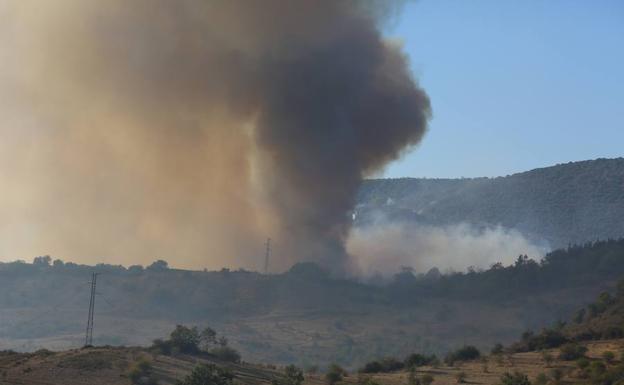 Imagen de un incendio en el Bierzo./César Sánchez