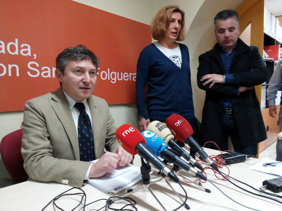 El portavoz de USE Bierzo, Samuel Folgueral, junto a dos ediles de su grupo en la comparecencia./C. Ramos