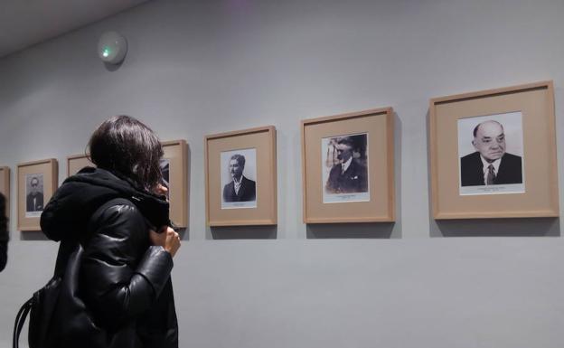 Imagen de algunas de las fotografías expuestas en el salón de plenos./