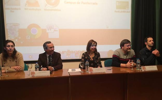 Los ponentes, minutos antes de iniciar la primera jornada de la campaña '#plantémonos contra el fuego'./