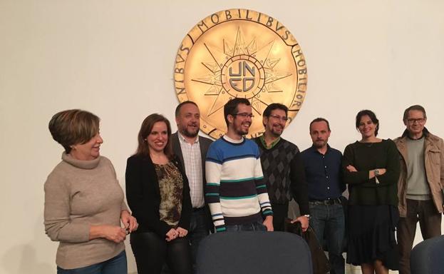 Ponentes y organizadores, en los instantes previos al inicio de la mesa redonda./