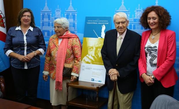 La pianista, María Manuela Caro (2I) junto a su esposo, el compositor Cristbal Halffter, junto a la alcaldesa de Ponferrada y la edil de Cultura./César Sánchez