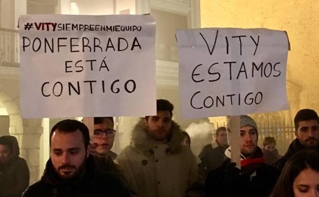 Los asistentes mostraron pancartas de apoyo a Viti./E.Jiménez