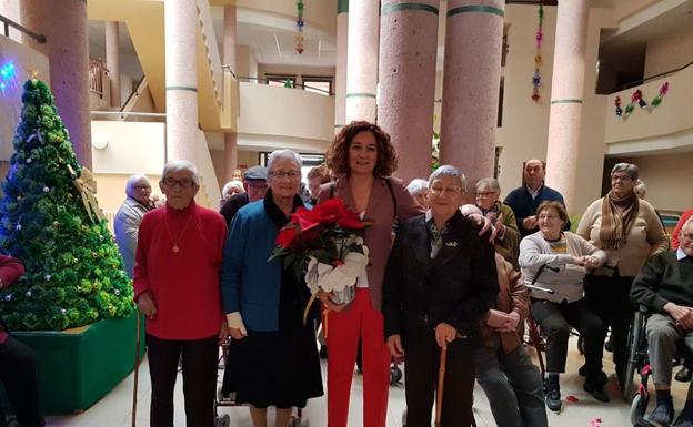 Gloria Fernández, en una de las visitas a una residencia de ancianos./
