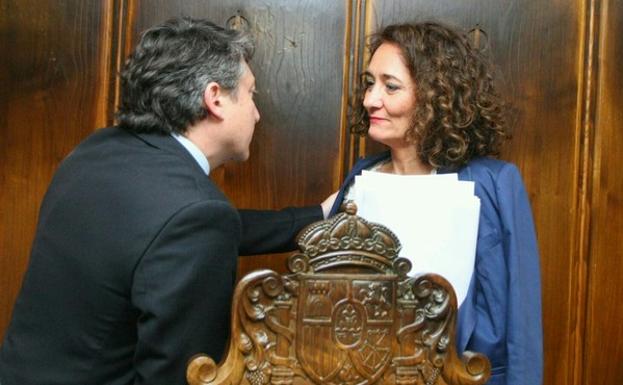La alcaldesa, Gloria Fernández Meray, junto al portavoz de USE Bierzo, Samuel Folgueral. /César Sánchez