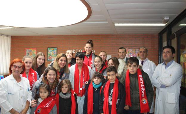 Imagen de la visita de la plantilla al Hospital del Bierzo./CBB