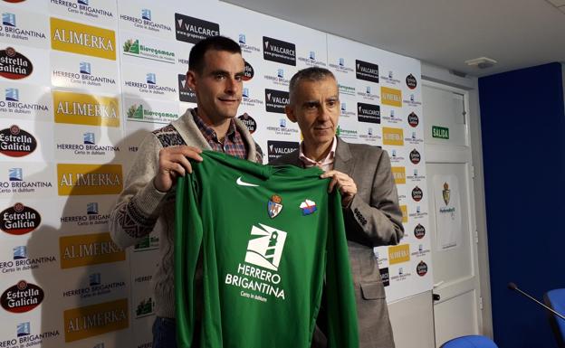 Presentación del nuevo jugador de la Ponferradina./SDP
