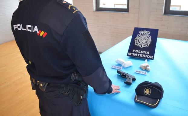 Imagen de la droga y el arma intervenidas en la operación./