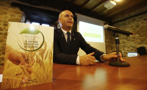 El viceconsejero de Desarrollo Rural durante la inauguración de la jornada 'Hub Ecológico' en Carracedelo./César Sánchez