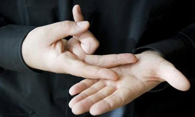 CB pide un punto de información con intérprete de lengua de signos./