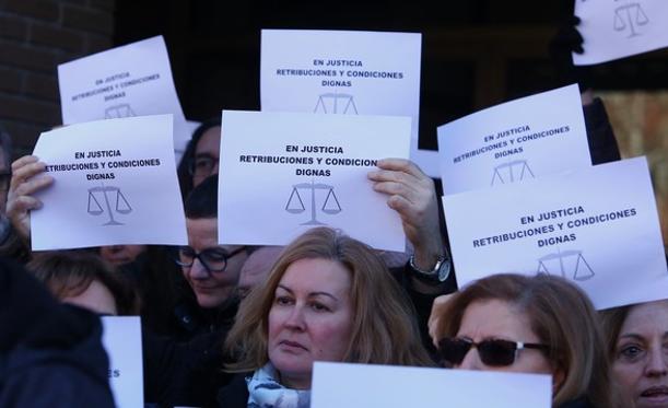 Los funcionarios del juzgado de Ponferrada, durante la protesta./Césas Sánchez