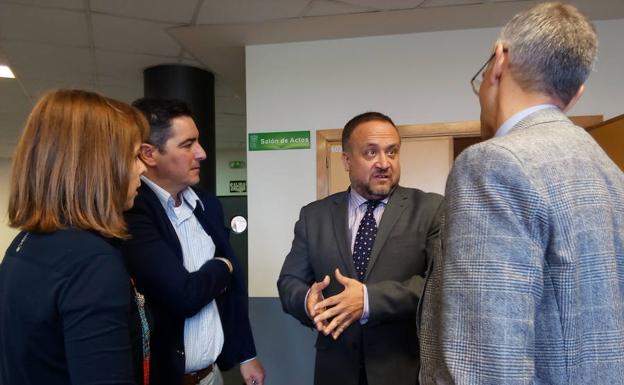 El presidente del Consejo Comarcal conversa con el concejal de Medio Ambiente, la subdirectora de la EIAF y el catedrático de la Universidad Politécnica de Madrid.
