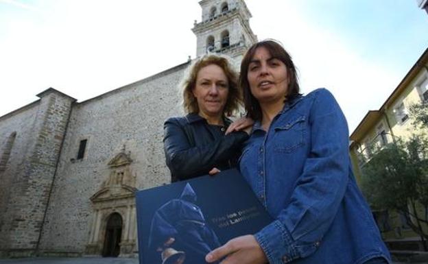 Las autoras del libro 'Tras los pasos del Lambrión', la fotoperiodista Ana F. Barredo (I), y la periodista Nuria Rodríguez (D)./César Sánchez