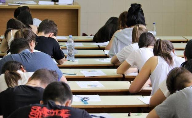 Alumnos realizando la EBAU./