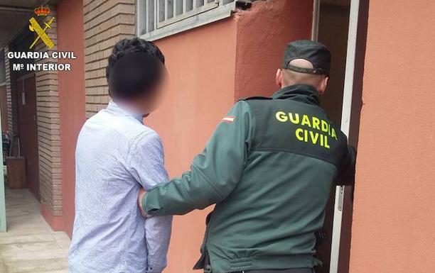 Imagen de la detención del joven por la Guardia Civil../