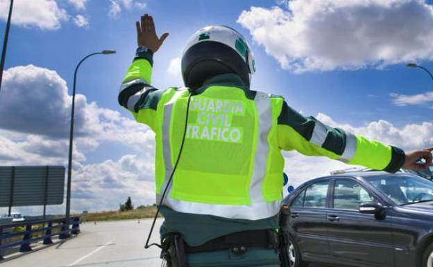 Un agente de Tráfico realizando un control. /