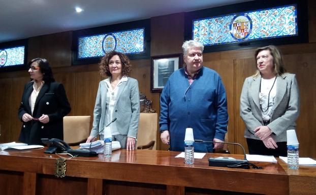 La alcaldesa de Ponferrada (2I) junto a miembros del equipo de gobierno, al inicio de la sesión. /Carmen Ramos