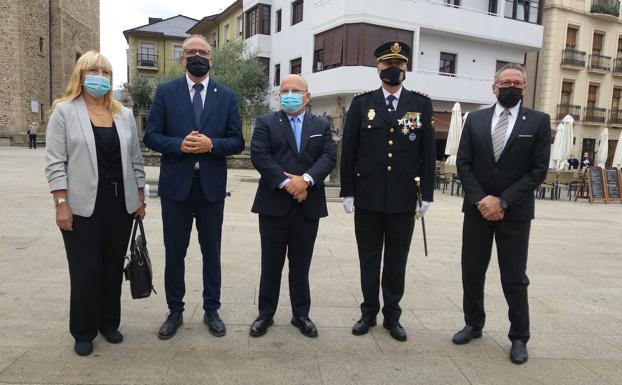 El subdelegado del Gobierno en León (C) flanqueado por el comisario,el alcalde de Ponferrada y dos concejales en los actos de la festividad del patrón de la Policía Nacional./Carmen RAmos