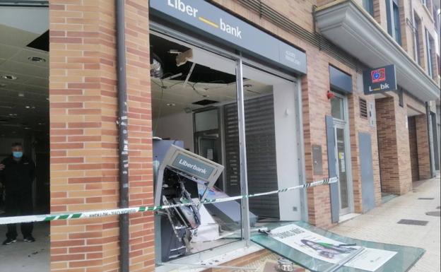 Imagen del cajero asaltado este fin de semana y que desembocó en la detención de los autores de la 'voladura' de uno similar en la localidad berciana de Toral de los Vados. /