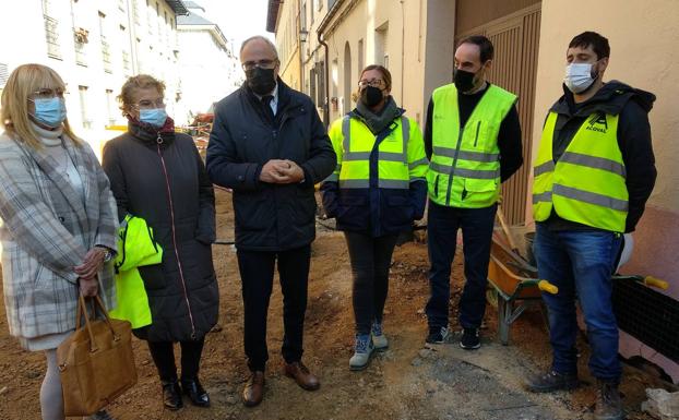 El alcalde y la concejala de Infraestructuras visitaron las obras de urbanización y renovación integral de la calle Estafeta./Carmen Ramos