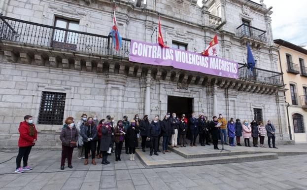 Concentración en la plaza del Ayuntamiento de Ponferrada con motivo del Día Internacional contra la Violencia hacia las Mujeres./César Sánchez