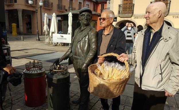 Dos de los hijos de Pepe 'el barquillero' junto a la escultura de su padre en el homenaje en la plaza del Ayuntamiento./Carmen RAmos