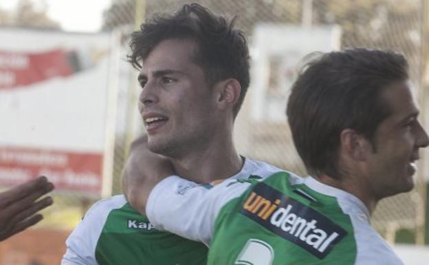 Gerard Artigas, tras su primer gol con el Cacereño/
