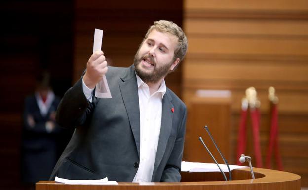 El procurador socialista Álvaro Lora durante el pleno de las Cortes de Castilla y León.