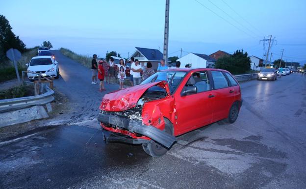 Uno de los vehículos implicados en el accidente/CÉSAR SÁNCHEZ