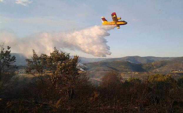 Helicóptero apagando un incendio/