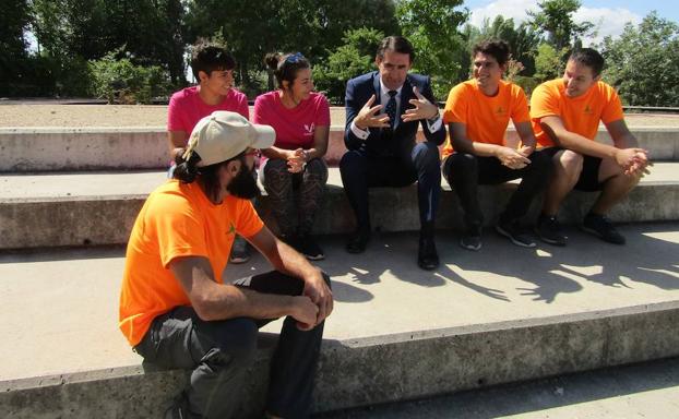 Algunos de los voluntarios que trabajan en los Espacios Naturales.