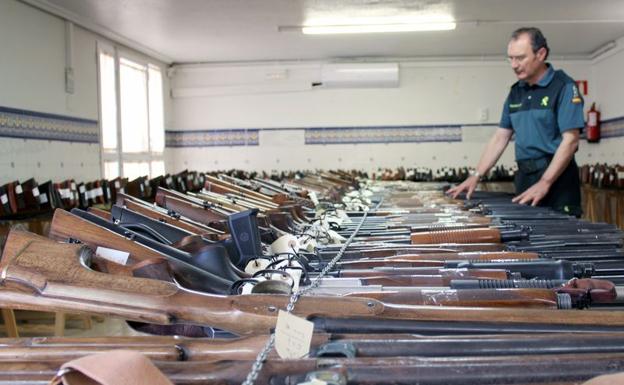 Imagen de una subasta de armas.