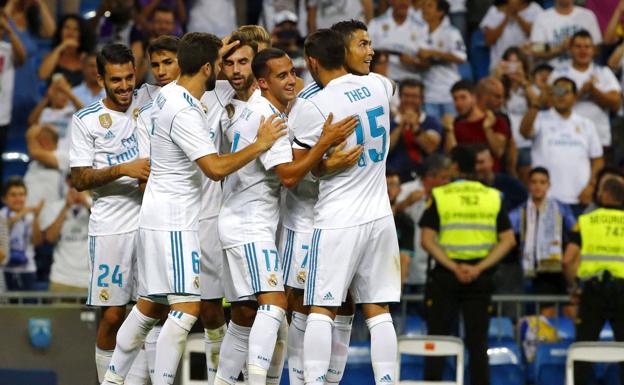 Los jugadores del Real Madrid celebran un gol.