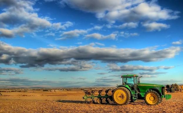 Un agricultor en una jornada laboral./