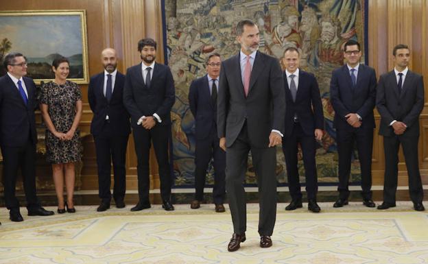 El Rey junto a los responsables del Incibe.